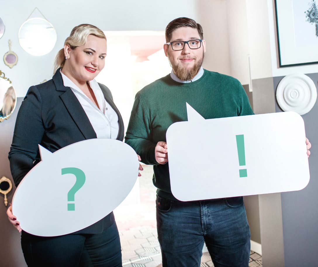 Foto: Zwei Personen (weiblich und männlich) halten jeweils ein Schild in der hand mit einem Fragezeichen bzw. einem Ausrufezeichen